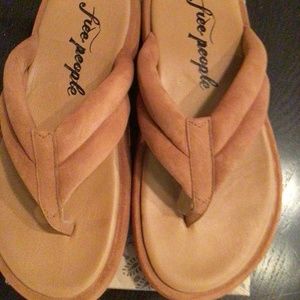 New! Free People Wonderland suede  thongs